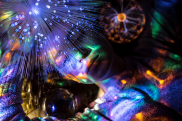 Licht RGB Spektrum der Farben umhüllt von einer Frau