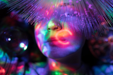 Licht RGB Spektrum der Farben umhüllt von einer Frau