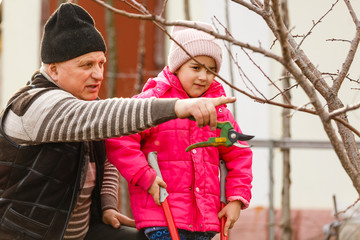 Obraz premium old men with girl in garden