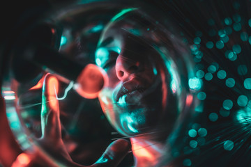 Licht RGB Spektrum der Farben umhüllt von einer Frau