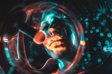 Licht RGB Spektrum der Farben umhüllt von einer Frau