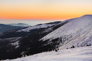 Fototapeta na wymiar piękny wschód słońca, zima w górach