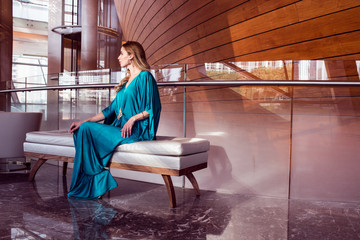Fototapeta na wymiar Elegantes Blaues Abendkleid bei Tag in Dubai