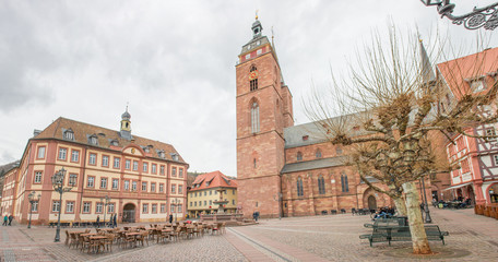 Fototapeta premium Historisches Rathaus und Stiftskirche am Marktplatz Neustadt an der Weinstraße Rheinland-Pfalz