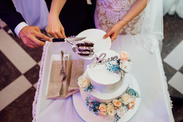 wedding cake at the wedding of the newlyweds