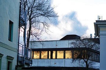 Fototapeta na wymiar Lüdenscheid Fassade mit Spiegelfenster in der Abendsonne