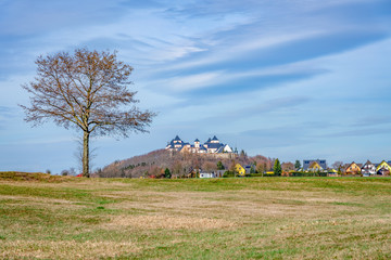Obraz premium das Jagdschloss Augustusburg, im Winter bei Sonnenschein und blauem Himmel