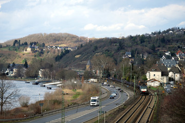 G&uuml;terzug auf der Rheinstrecke bei Linz - Stockfoto