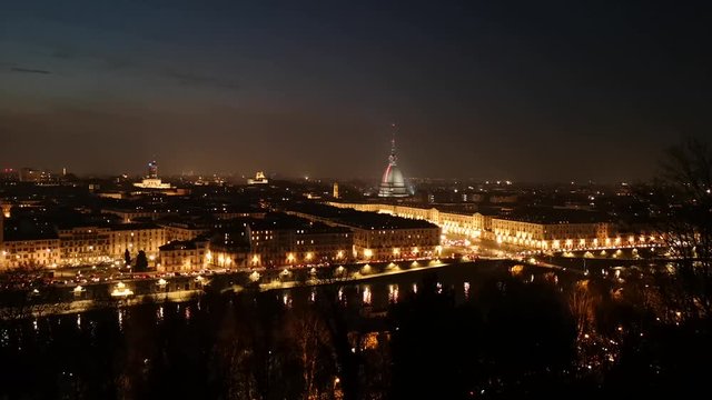 Time laps su Torino, traffico, citt&agrave; frenetica Mole Antonelliana 