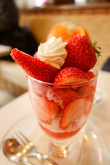 いちごパフェ