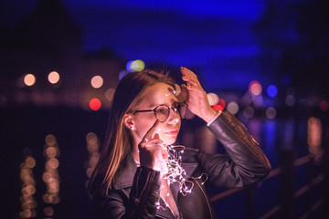 Hübsche Junge Frau mit Brille im Coolen Lifestyle Look