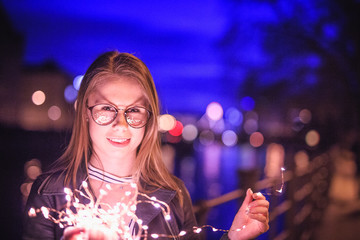 Hübsche Junge Frau mit Sonnenbrille im  Herbst Lifestyle Look