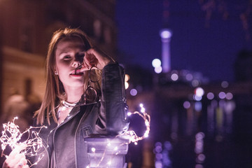 Hübsche Junge Frau mit Brille im Coolen Lifestyle Look