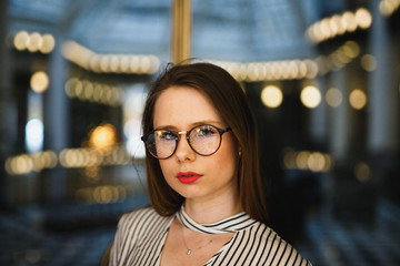 Hübsche Junge Frau mit Brille im Coolen Lifestyle Look