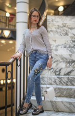 Hübsche Junge Frau mit Brille im Coolen Lifestyle Look