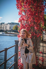 Obraz premium Hübsche Junge Frau mit Sonnenbrille im Herbst Lifestyle Look