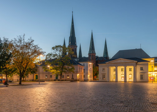 Germany, Lower Saxony, Oldenburg, old town, Scloosplatz and St. Lamberti church at dusk