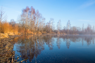im April am frühen Morgen am See
