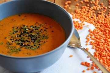 Rote Linsensuppe mit Kreuzk&uuml;mmel