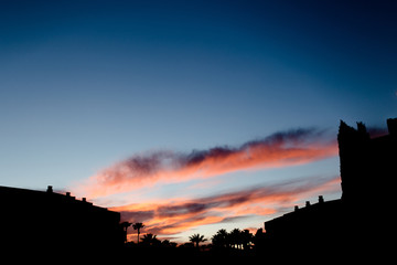 Sonnenuntergang mit leuchtendem Himmel