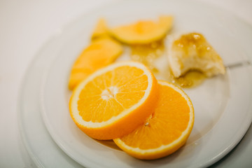 Frische Orangen und Obst zum Frühstück