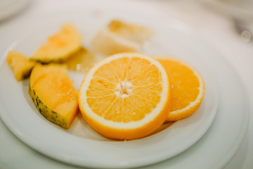 Frische Orangen und Obst zum Frühstück