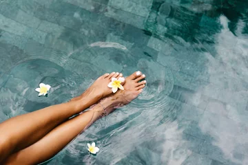 Foto auf Acrylglas Pediküre Fußbad im tropischen Schwimmbad