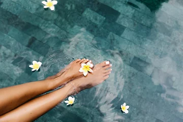Möbelaufkleber Fußbad im tropischen Schwimmbad © Alena Ozerova
