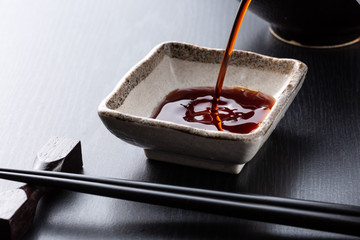 醤油を注ぐ