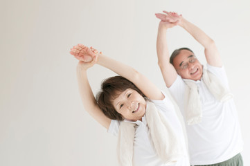 準備運動をするシニア夫婦