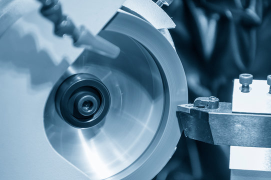 The tool grinder machine with turning tool . The carbide cutting tool grinding process .