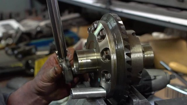 Using torque wrench on differential