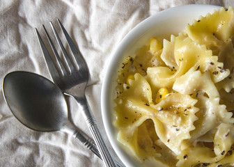 Bow pasta with pesto 