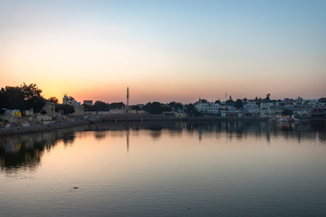 Fototapeta premium Pushkar lake during sunset with the architectural touch of the town