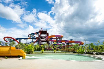 Photo sur Plexiglas Parc dattractions colorful large slider and pool at amusement water park in cloudy and blue sky day