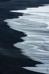 Wellen schlagen an den Strand, Vik, Island