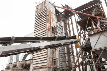 Grain conveyor at the elevator