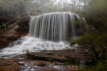 Obraz premium Scenic views of the Misty Weeping Rock at Wentworth Falls