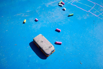 Fototapeta premium 野外のお絵かき・チョークと黒板消し