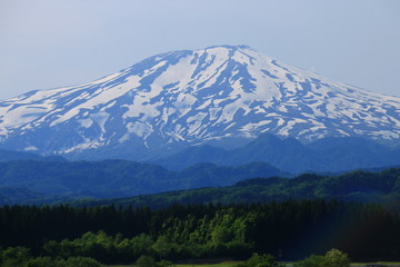 Fototapeta premium 田園と鳥海山がある風景