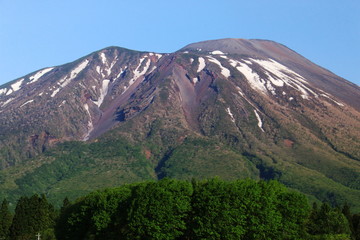 Fototapeta premium 新緑の季節 岩手山のある風景