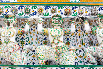 Obraz premium Giant spinning image decorated on the wall of Wat Arun Ratchawararam Ratchaworawihan