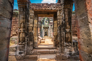 Fototapeta na wymiar Preah Khan temple, Cabodia: Coridor of the temple