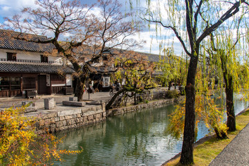 Fototapeta na wymiar Kurashiki canal with trees and houses in Japan 