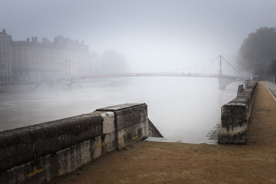 Lyon dans la brume
