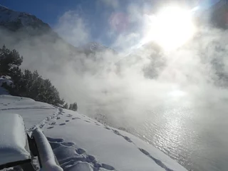 Fotobehang lago di montagna con vapore e neve © GIOVANNI