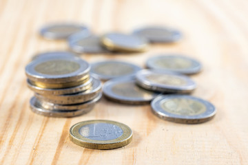 Euro Münzen auf Holz