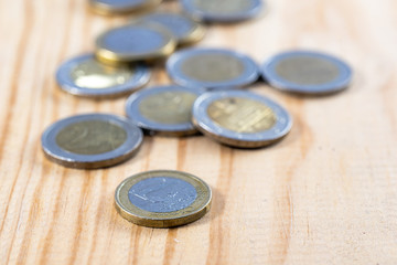 Euro Münzen auf Holztisch Makro