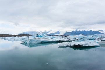 Fototapeta premium Icebergs on water, Jokulsarlon glacial lake, Iceland
