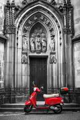 Roter Motoroller vor der Lambertikirche in Münster Westfalen